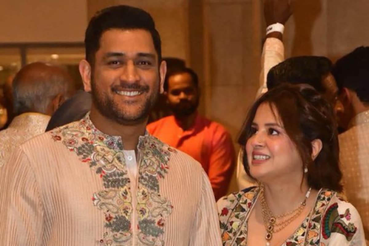 MS Dhoni and Yuvraj Singh turn heads at Arjun Saaniya wedding viral videos
